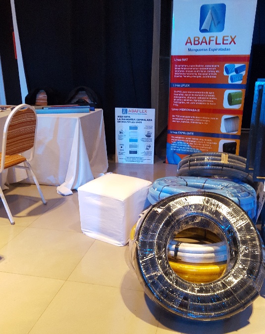 Exhibición de productos Abaflex en evento industrial